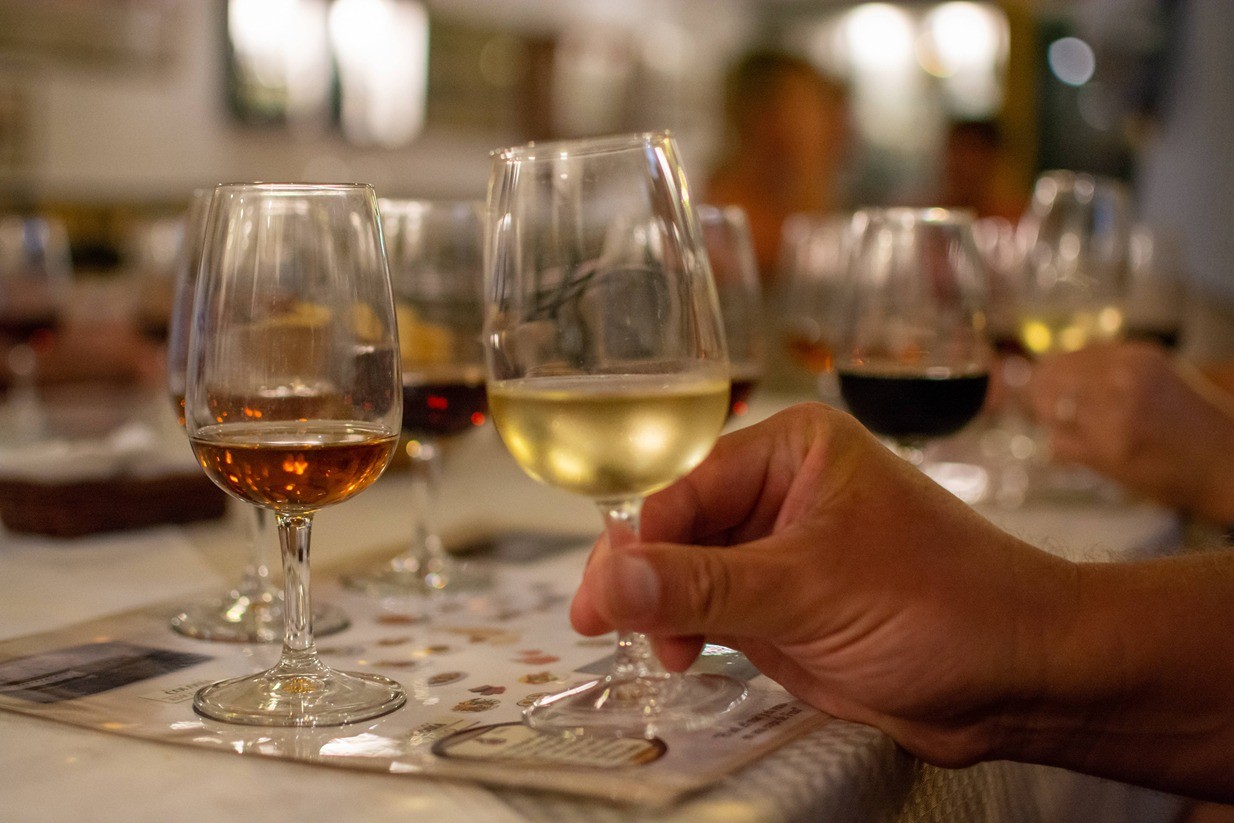 White and red wine in wine glasses.